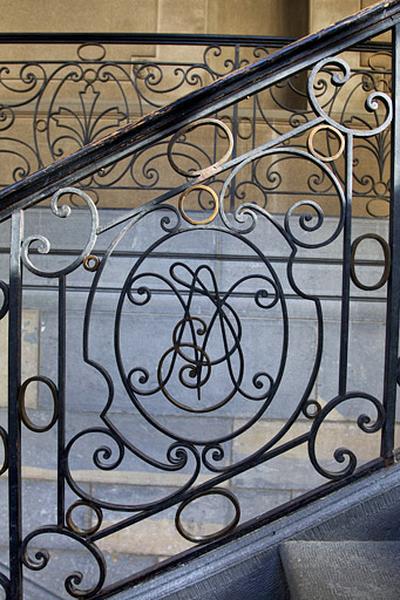 Aile de l'escalier : détail d'un motif de la rampe d'escalier.