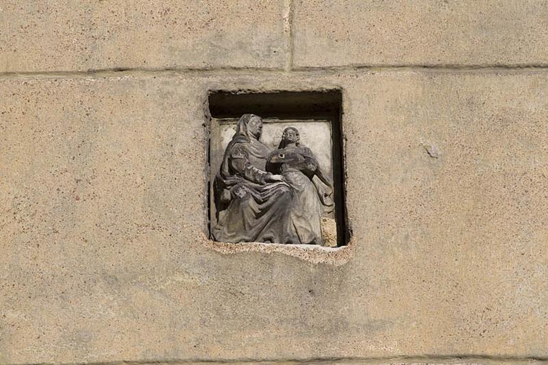 Mur de la cour : détail d'une sculpture représentant sainte Anne et la Vierge.