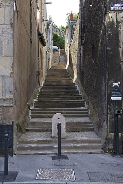 Façade latérale gauche de l'édifice longeant la ruelle Casenat, depuis la rue Renan.