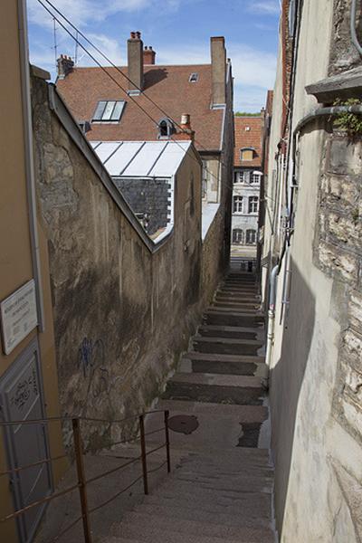 Façade latérale gauche de l'édifice longeant la ruelle Casenat, depuis le haut de la ruelle.