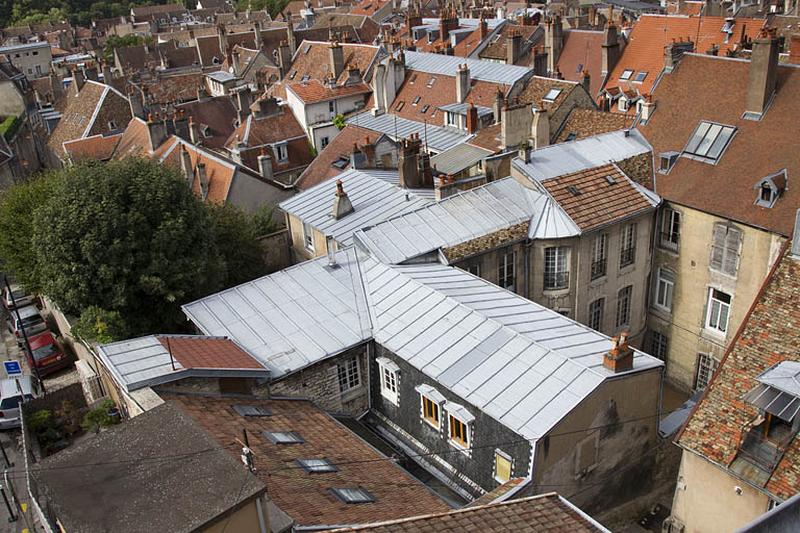 Vue d'ensemble de l'édifice depuis la rue du Palais.