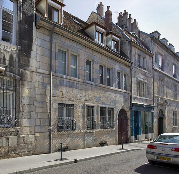 Vue d'ensemble depuis la rue : de trois quarts gauche.