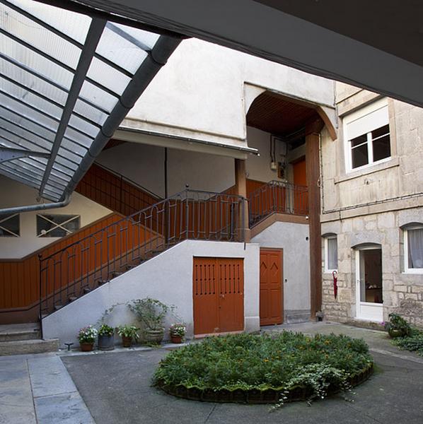 Vue d'ensemble de l'escalier à cage ouverte sur cour, de trois quarts gauche.