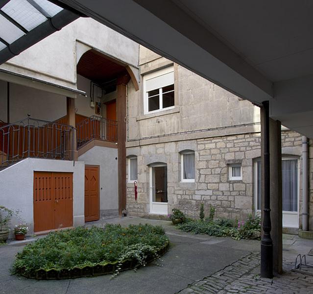 Vue d'ensemble de l'escalier à cage ouverte et du logis secondaire, de trois quarts gauche.