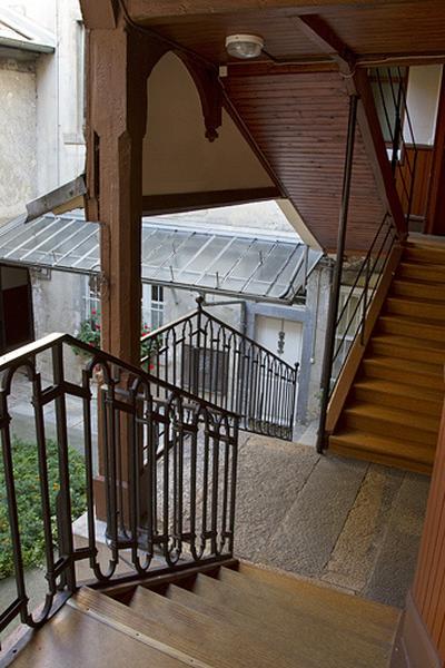 Escalier à cage ouverte : vue depuis l'intérieur.