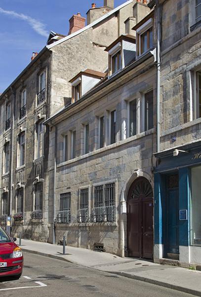 Vue d'ensemble depuis la rue : de trois quarts droit.