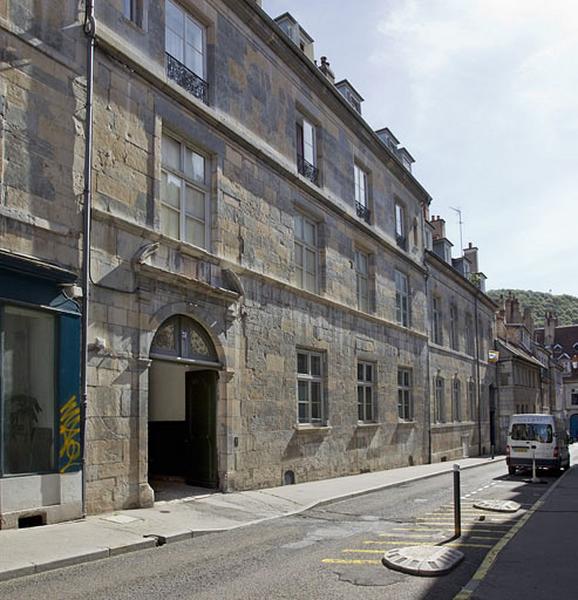 Vue d'ensemble depuis la rue : de trois quarts gauche.