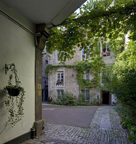 Vue de la cour depuis le passage cocher.