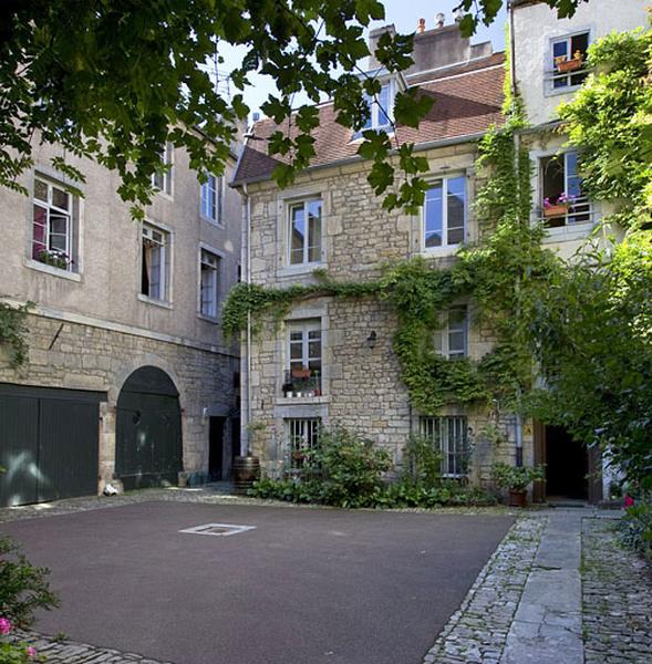 Vue d'ensemble du premier logis secondaire, depuis l'entrée de la cour.