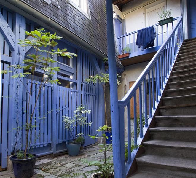 Vue d'ensemble des bûchers, depuis l'entrée de la courette.