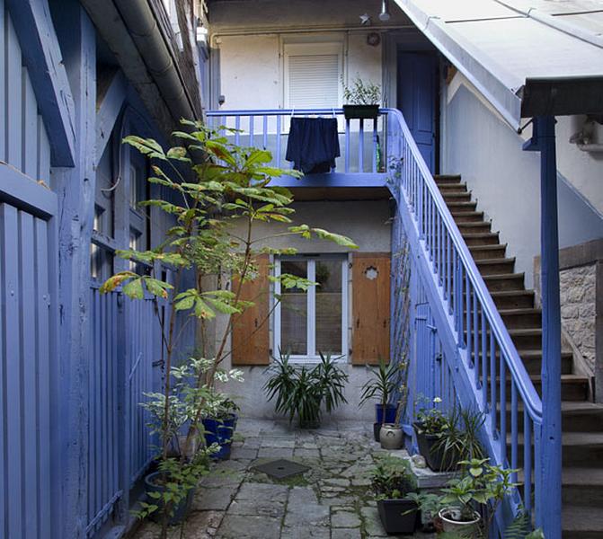 Deuxième logis secondaire, façade postérieure : détail de l'escalier extérieur.