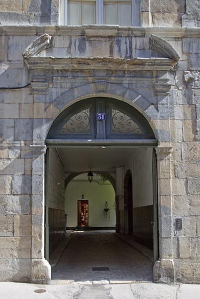 Logis principal : détail du portail d'entrée.