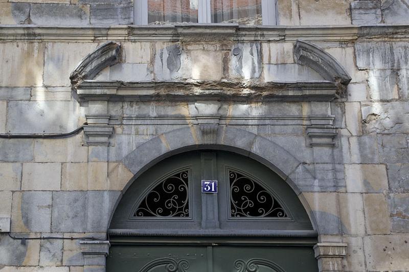 Logis principal, portail d'entrée : détail du fronton interrompu.