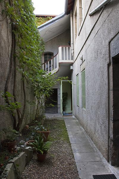 Deuxième logis secondaire : détail de la façade postérieure depuis l'entrée de la deuxième courette.