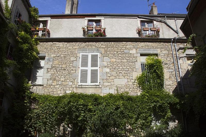 Logis principal : vue d'ensemble de la façade postérieure, de face.