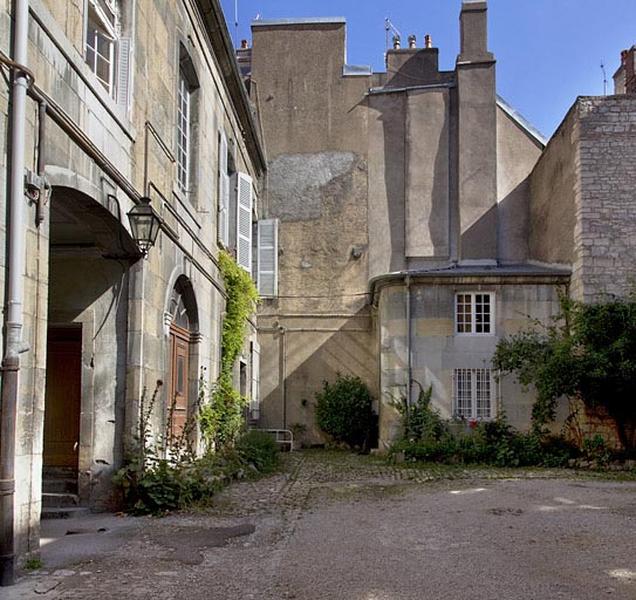 Façade postérieure de logis principal et édicule à gauche de la cour, de face.