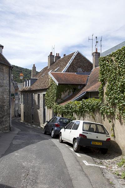 Troisième logis secondaire, façade postérieure : de trois quarts droit, vue éloignée.