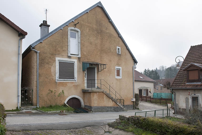 Maison au 4 rue des Gratteris (2010 AK 118) : façade antérieure.