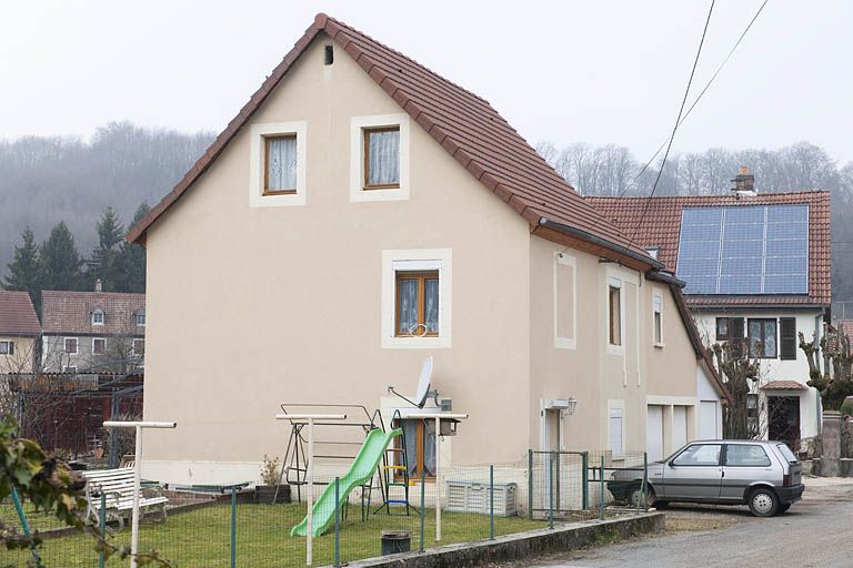 Maison individuelle (modifiée) vue de trois quarts.