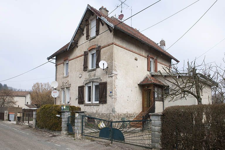 Maison à deux logements (de cadre ?).