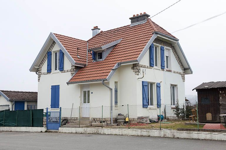 Maison jumelée. Vue de trois quarts