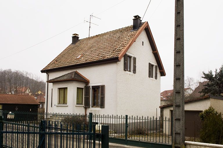 Maison individuelle vue de trois quarts.