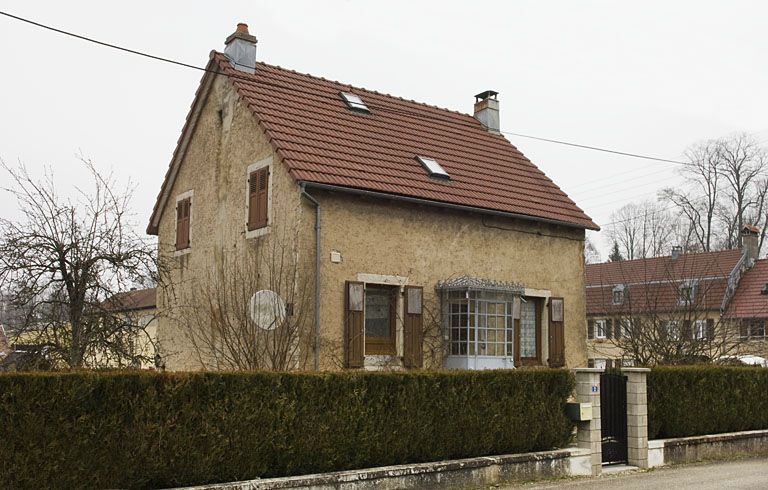 Maison individuelle vue de trois quarts gauche.
