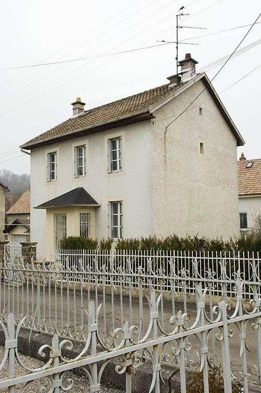 Maison individuelle à un étage. Vue de trois quarts droite.