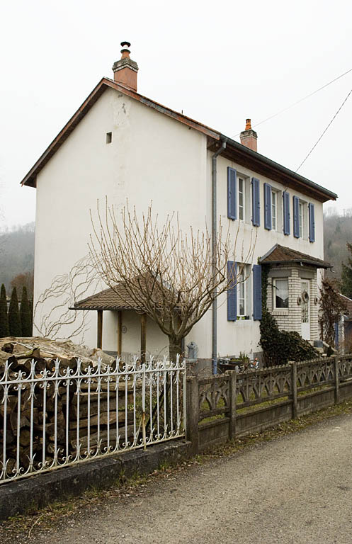 Maison individuelle à un étage. Vue de trois quarts gauche.