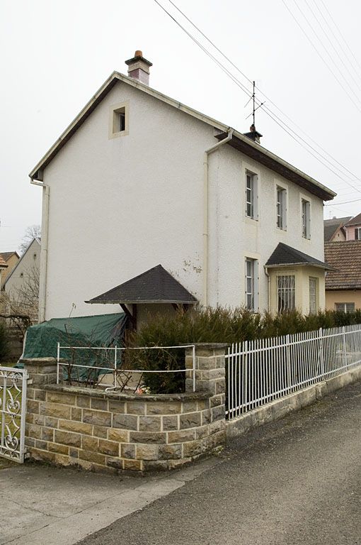 Maison individuelle à un étage. Vue de trois quarts.
