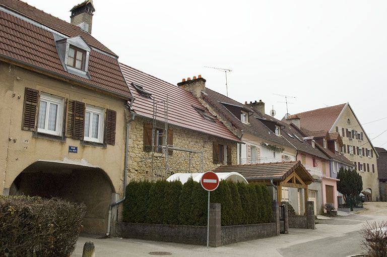 Logements ouvriers dans le prolongement du logement patronal.