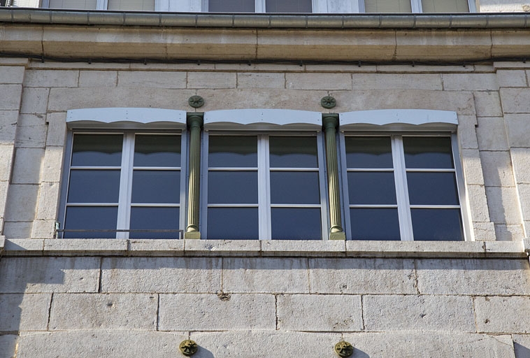 Immeuble 1 rue Prodouhon. Détail d'une baie horlogère (1er étage).