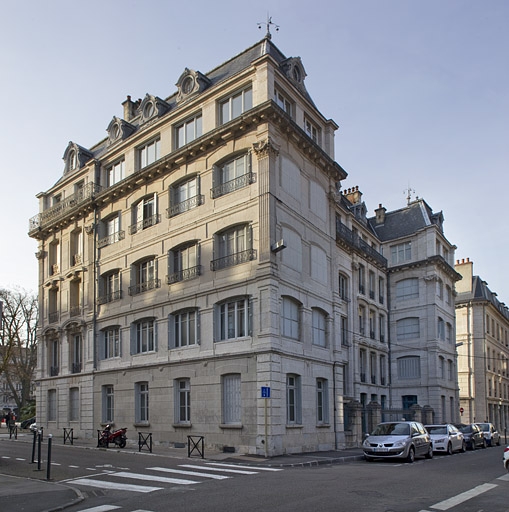 Immeuble et ateliers d'horlogerie Savoye (1864-1865), 7 square Saint-Amour : façades latérale droite et postérieure.