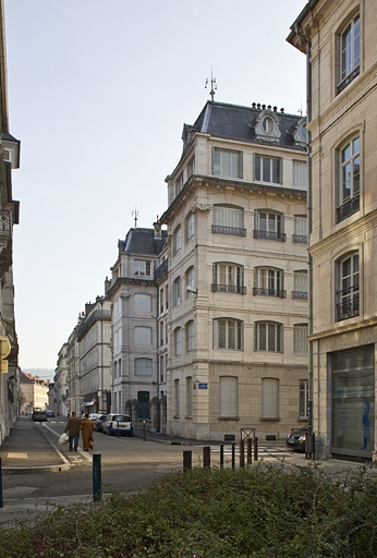 Façade postérieure, vue éloignée : de trois quarts droit.