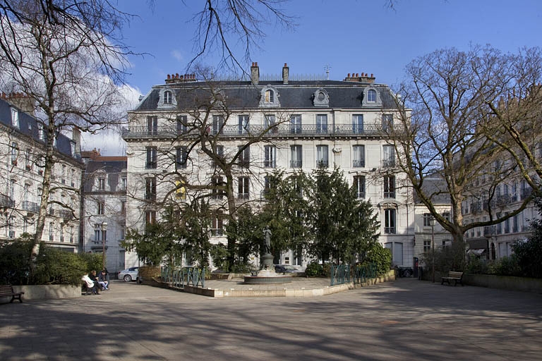 Immeuble et ateliers d'horlogerie Savoye (1864-1865), 7 square Saint-Amour : façade anérieure.