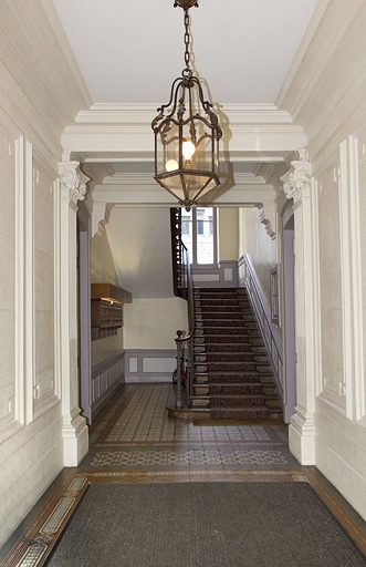 Intérieur : vue du vestibule et de l'escalier depuis l'entrée.