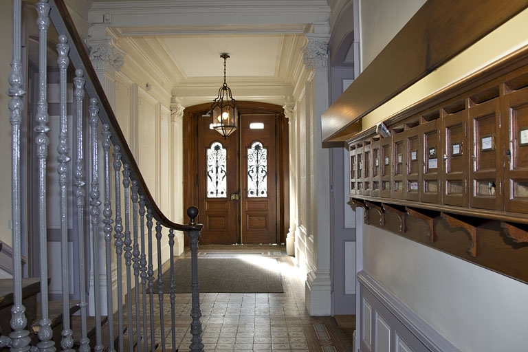 Intérieur : vue du vestibule depuis l'escalier.