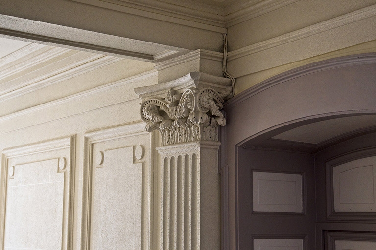 Intérieur : détail du chapiteau d'un pilastre décorant le vestibule.