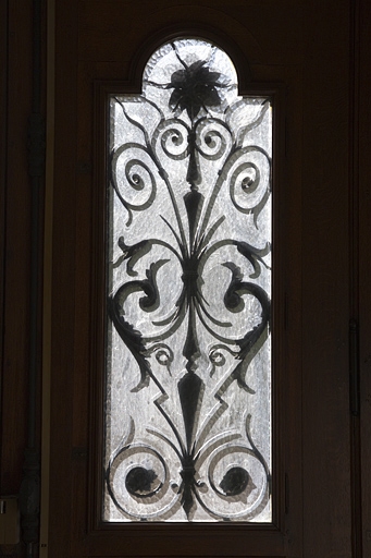 Intérieur, vestibule : détail d'un vitrage de la porte d'entrée.