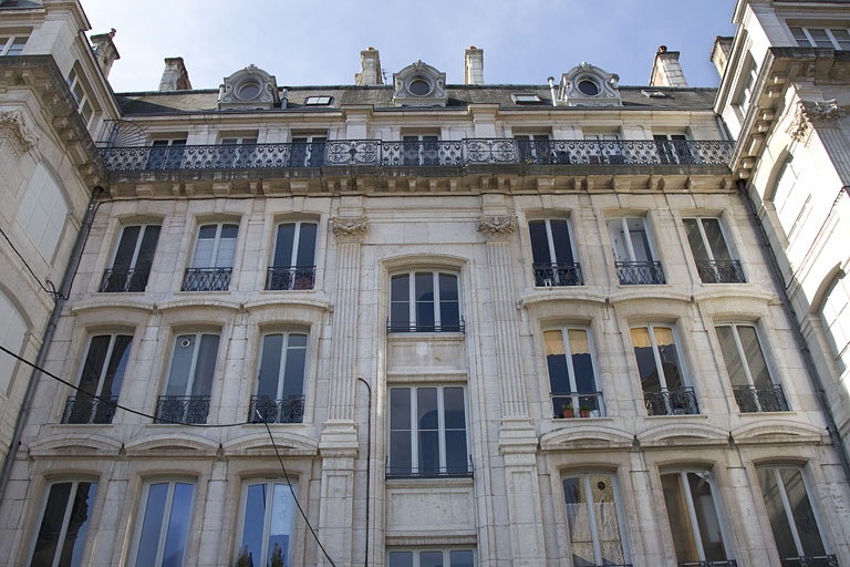 Vue de la façade postérieure.