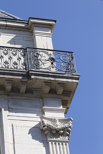 Façade antérieure, angle droit : détail d'un chapiteau corinthien et du garde-corps de l'étage de surélévation.