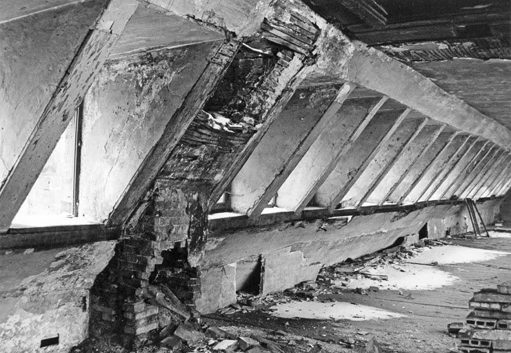 Vue intérieure du deuxième étage de comble : fenêtres et cheminée. Photogr., 1978.