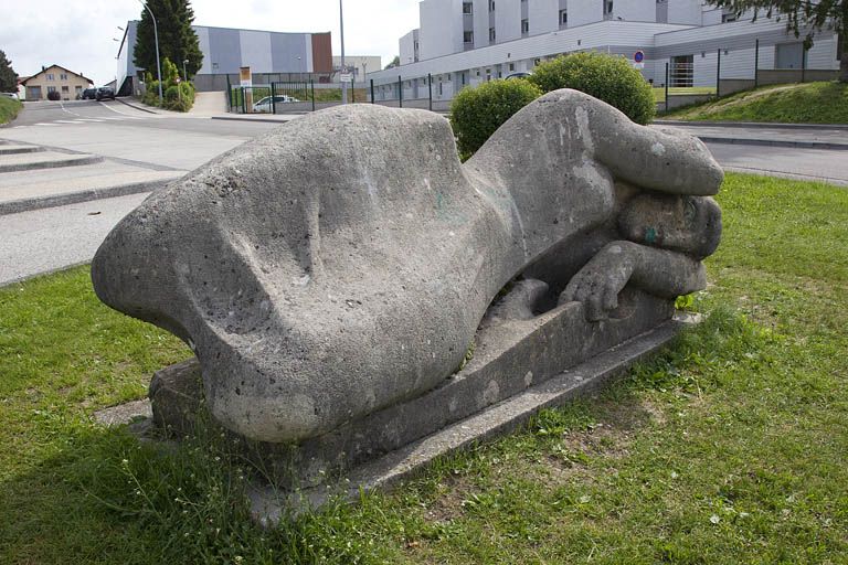 Face antérieure, de trois quarts gauche.