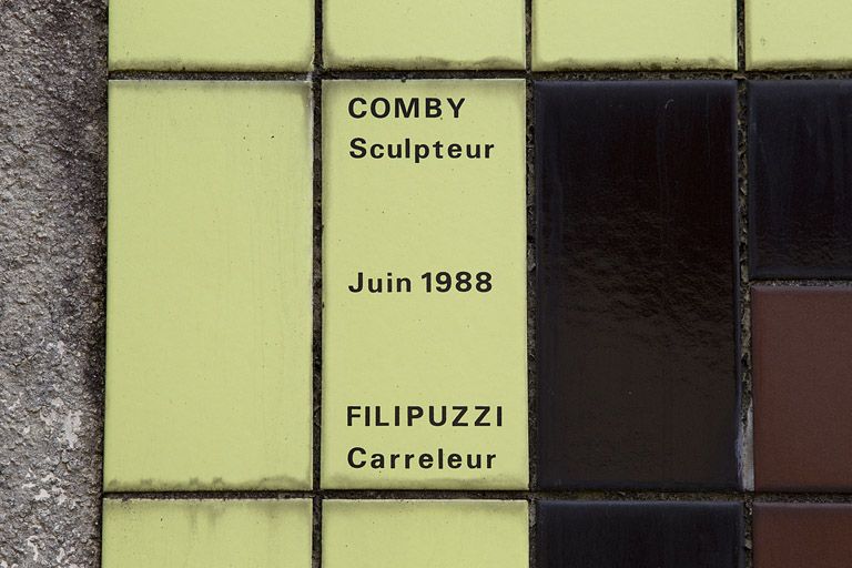 Carrelage mural : inscription donnant l'auteur, le fabricant et la date.