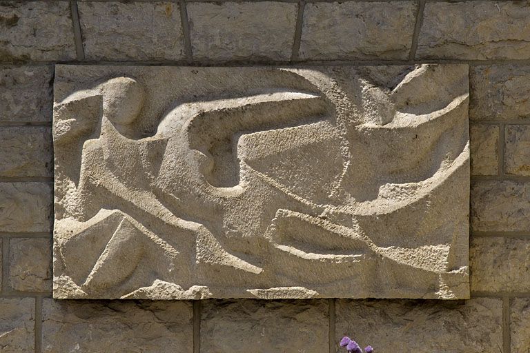 Ronde-bosse et 2 bas-reliefs