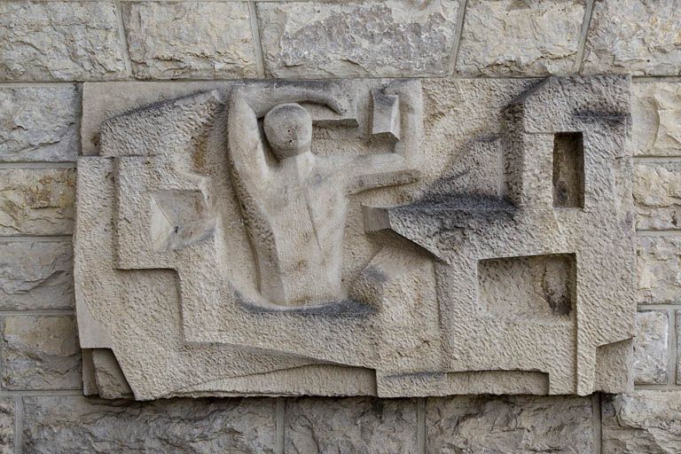 Bas-relief à gauche.