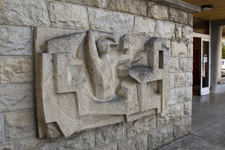 Bas-relief à gauche, vu de trois quarts.