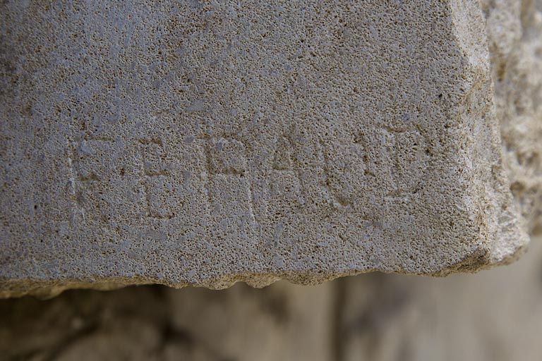 Bas-relief à droite : signature du sculpteur Féraud.