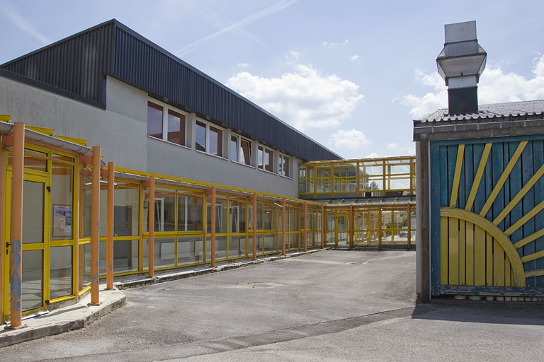Galerie et atelier de maintenance et électrotechnique.