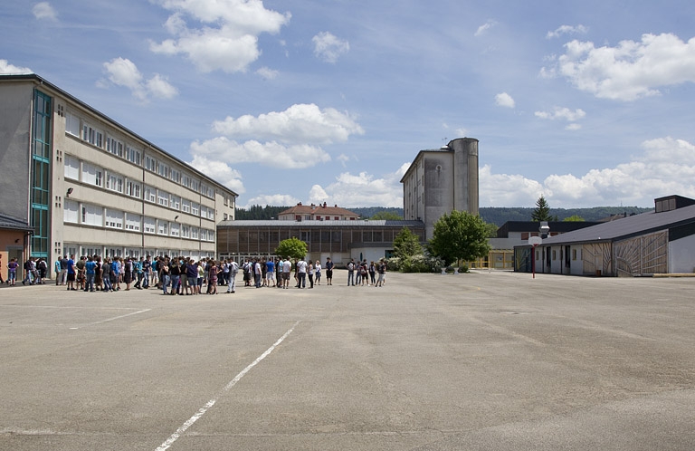 Vue d'ensemble de la cour, depuis l'ouest.